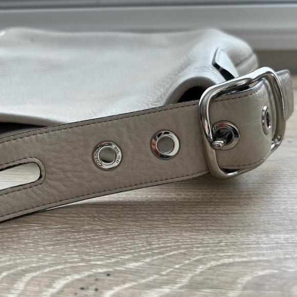 Vintage Coach White Shoulder Bag with Tassel (F04S-1438) - Picture 7 of 14